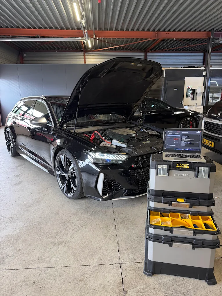 Audi RS6 Avant in de werkplaats van Rocket Tuning tijdens uitlezen