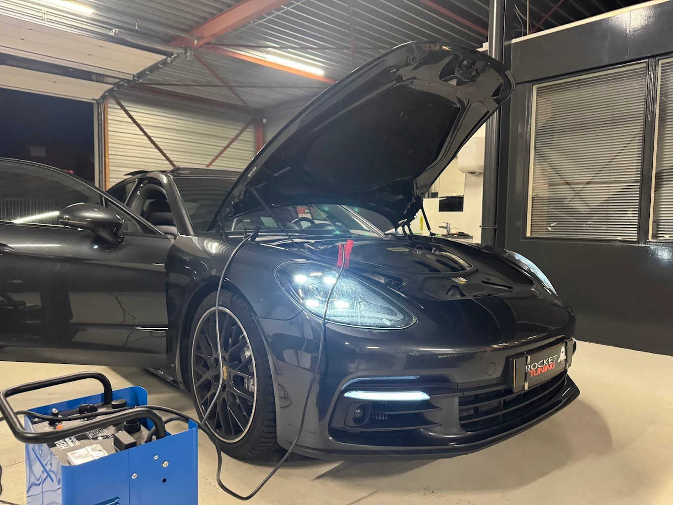Porsche Panamera in de werkplaats van Rocket Tuning tijdens tuning